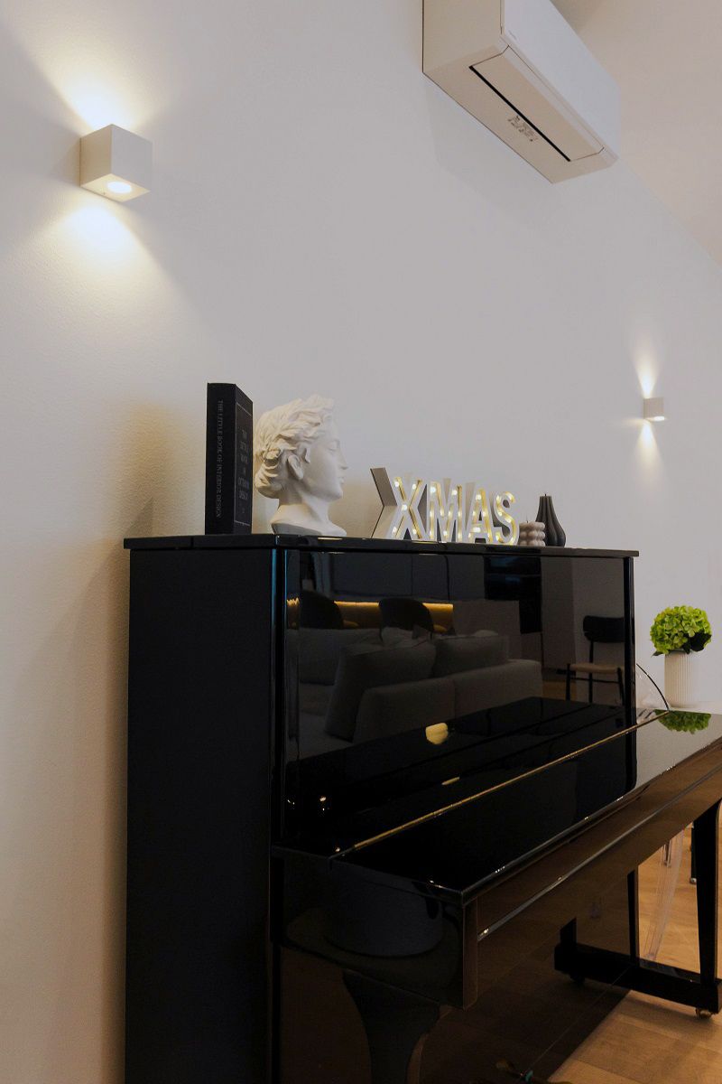 CUBIC 2 lampade da parete nel soggiorno su entrambi i lati del pianoforte.